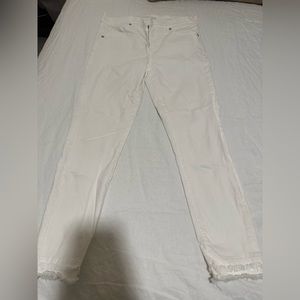 White loft skinny jeans witch fraying details at the bottom